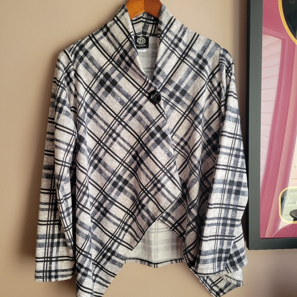 Bobeau Black and White Plaid Sweater